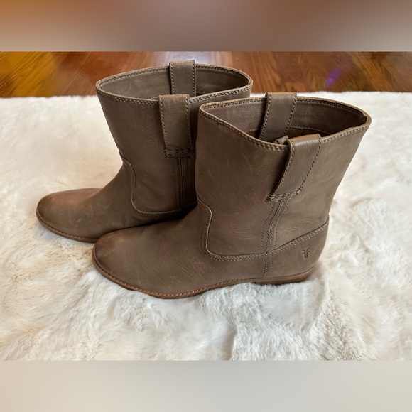 Frye boots NWOT - Picture 3 of 6